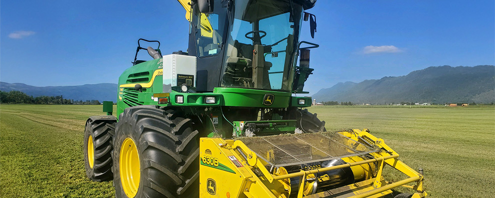 Ultra low additive applicator mounted on self propelled forage harvester